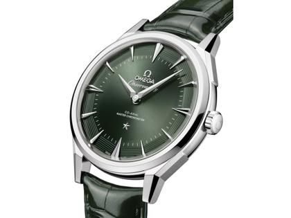 Omega Constellation Observatory Automatik Edelstahl 39mm grünes Zifferblatt grünes Lederband – Herrenuhren Uhr ohne Datum aus 750 Weißgold, Edelstahl und Leder. Das Gehäuse ist rund und silber. Das Lederarmband Kroko / Alligator ist grün. Das Zifferblatt ist ein Index in grün. – Ansicht 2
