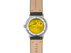 Sternglas Naos Edition Bauhaus X Gelb Automatik Edelstahl 38mm beiges Zifferblatt schwarzes Lederband – Herrenuhren Uhr mit Datum aus Edelstahl. Das Gehäuse ist rund und silber. Das Lederarmband ist schwarz. Das Zifferblatt ist ein Index in beige. – Ansicht 5