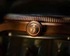 Hanhart Pioneer One Bronze grünes Zifferblatt Limited Edition – Herrenuhren Uhr mit Datum aus Bronze und Edelstahl. Das Gehäuse ist rund und roségold. Das Lederarmband ist braun. Das Zifferblatt ist arabisch und grün. – Ansicht 5