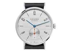 Nomos Glashütte Tangente 39 neomatik Silvercut Automatik Edelstahl 39mm silberfarbenes Zifferblatt schwarzes Lederband – Herrenuhren Uhr ohne Datum aus Edelstahl. Das Gehäuse ist rund und silber. Das Lederarmband ist schwarz. Das Zifferblatt ist arabisch Index und silber. – Ansicht 3