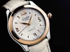 Glashütte Original Lady Serenade Automatik Edelstahl 36mm Perlmutt-Zifferblatt beiges Lederband – Damenuhren Uhr mit Datum aus 750 Rotgold und Edelstahl. Das Gehäuse ist rund und silber-roségold. Das Lederarmband Kroko / Alligator ist weiß. Das Zifferblatt ist römisch Index und weiß. – Ansicht 3