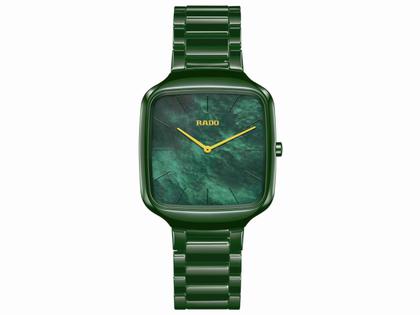 Rado True Square Thinline Quarz grünes Keramik 37mm grünes Keramikband – Herrenuhren Uhr ohne Datum aus Keramik. Das Gehäuse ist quadratisch und grün. Das Keramikarmband ist grün. Das Zifferblatt ist ein Index in grün.