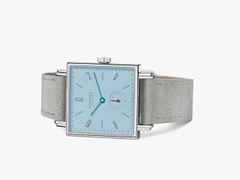 Nomos Glashütte Tetra Petit Four Azur Handaufzug Edelstahl 29mm blaues Zifferblatt graues Lederband Stahlboden – Damenuhren Uhr ohne Datum aus Edelstahl. Das Gehäuse ist quadratisch und silber. Das Lederarmband ist grau. Das Zifferblatt ist arabisch Index und blau. – Ansicht 3