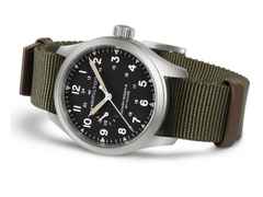 Hamilton Khaki Field Mechanical Power Reserve Handaufzug Edelstahl 40mm schwarzes Zifferblatt grünes Textilband – Herrenuhren Uhr ohne Datum aus Edelstahl. Das Gehäuse ist rund und silber. Das Textilarmband ist grün. Das Zifferblatt ist arabisch und schwarz. – Ansicht 4