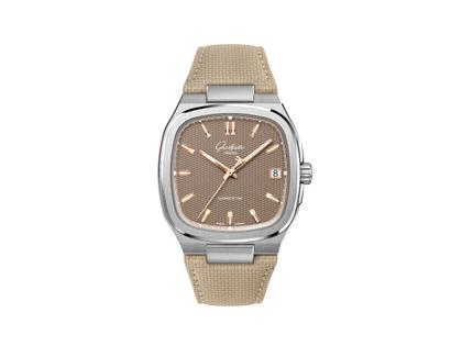 Glashütte Original Seventies Vintage Kollektion Tweed Amp Automatik Edelstahl 39x39mm beiges Zifferblatt beiges Kautschukband – Herrenuhren Uhr mit Datum aus 750 Rotgold, Edelstahl und Kautschuk. Das Gehäuse ist quadratisch und silber. Das Kautschuk / Kunststoff / Silikon Armband ist beige. Das Zifferblatt ist ein Index in beige.