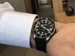 Union Glashütte Belisar  Datum Sport Automatik Edelstahl 45mm schwarzes Zifferblatt schwarzes Kautschukband – Herrenuhren Uhr mit Datum aus Edelstahl. Das Gehäuse ist rund und silber. Das Kautschuk / Kunststoff / Silikon Armband ist schwarz. Das Zifferblatt ist ein Index in schwarz. – Ansicht 6