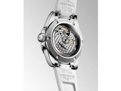 Longines Conquest Automatik Edelstahl 34mm weißes Perlmutt-Zifferblatt weißes Kautschukband – Damenuhren Uhr mit Datum aus Edelstahl und Kautschuk. Das Gehäuse ist rund und silber. Das Kautschuk / Kunststoff / Silikon Armband ist weiß. Das Zifferblatt ist ein Index in weiß. – Ansicht 3