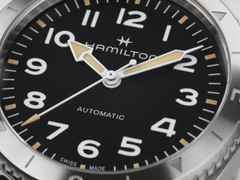 Hamilton Khaki Field Expedition Automatik Edelstahl 41mm schwarzes Zifferblatt olivgrünes Textilband – Herrenuhren Uhr ohne Datum aus Edelstahl. Das Gehäuse ist rund und silber. Das Textilarmband ist grün. Das Zifferblatt ist ein Index in schwarz. – Ansicht 4