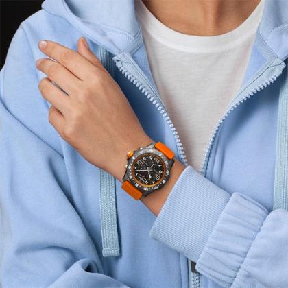 Breitling Endurance Pro 44 Chronograph Quarz Breitlight schwarzes Zifferblatt orangefarbenes Kautschukband – Herrenuhren Chronograph aus Sonstiges. Das Gehäuse ist rund und schwarz. Das Kautschuk / Kunststoff / Silikon Armband ist orange. Das Zifferblatt ist arabisch und schwarz. – Ansicht 5