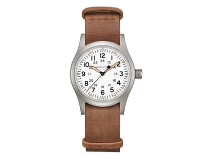 Hamilton Khaki Field Mechanical Handaufzug Edelstahl 38mm weißes Zifferblatt braunes Lederband – Herrenuhren Uhr ohne Datum aus Edelstahl und Leder. Das Gehäuse ist rund und silber. Das Lederarmband ist braun. Das Zifferblatt ist arabisch und weiß.