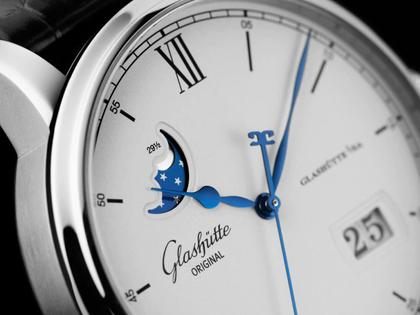 Glashütte Original Senator Excellence Panoramadatum Mondphase Automatik Edelstahl 40mm silberfarbenes Zifferblatt schwarzes Lederband – Herrenuhren Uhr mit Datum aus Edelstahl. Das Gehäuse ist rund und silber. Das Lederarmband Kroko / Alligator ist schwarz. Das Zifferblatt ist römisch Index und silber. – Ansicht 2