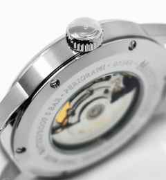 MeisterSinger Perigraph Edelstahl schwarzes Zifferblatt petrolfarbenes Datum schwarzes Lederband – Herrenuhren Uhr mit Datum aus Edelstahl. Das Gehäuse ist rund und silber. Das Lederarmband ist schwarz. Das Zifferblatt ist arabisch und schwarz. – Ansicht 3