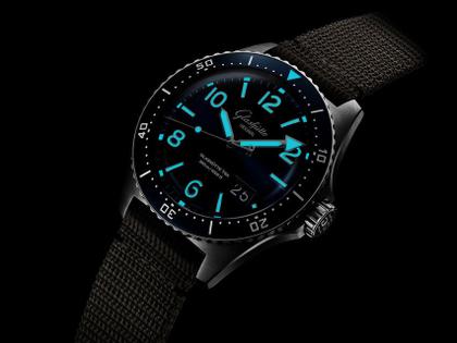 Glashütte Original SeaQ Panoramadatum Automatik Edelstahl 43mm blaues Zifferblatt graues Textilband – Herrenuhren Uhr mit Datum aus Edelstahl und Keramik. Das Gehäuse ist rund und silber. Das Textilarmband ist grau. Das Zifferblatt ist arabisch Index und blau. – Ansicht 4