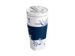 Meissen Coffee to Go Becher "Zwiebelmuster Style" aus Meissner Porzellan mit Manschette – Porzellanwaren Tafelporzellan in weiß und aus Kunststoff, Leder und Porzellan. – Ansicht 2