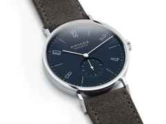 Nomos Glashütte Tangente 38 Nachtblau Handaufzug Edelstahl 38mm blaues Zifferblatt schwarzes Lederband Stahlboden – Herrenuhren Uhr ohne Datum aus Edelstahl und Leder. Das Gehäuse ist rund und silber. Das Lederarmband ist grau. Das Zifferblatt ist arabisch Index und blau. – Ansicht 4