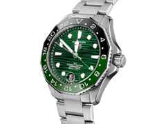TAG Heuer Aquaracer Professional 300 GMT Automatik Edelstahl 42mm grünes Zifferblatt Metallband – Herrenuhren Uhr mit Datum aus Edelstahl und Keramik. Das Gehäuse ist rund und silber. Das Edelstahlarmband ist silber. Das Zifferblatt ist ein Index in grün. – Ansicht 2