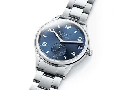 Nomos Glashütte Club Sport neomatik 42 Datum Automatik Edelstahl 42mm blaues Zifferblatt Metallband – Herrenuhren Uhr mit Datum aus Edelstahl. Das Gehäuse ist rund und silber. Das Edelstahlarmband ist silber. Das Zifferblatt ist arabisch Index und blau. – Ansicht 2