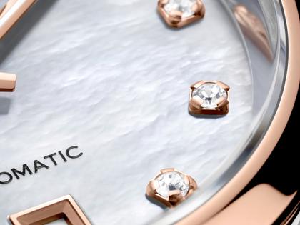 TAG Heuer Carrera Date Automatik Edelstahl 29mm weißes Perlmutt-Zifferblatt zweifarbiges Metallband – Damenuhren Uhr mit Datum aus 750 Rotgold und Edelstahl. Das Gehäuse ist rund und silber-roségold. Das Edelstahlarmband mit Gold ist silber-roségold. Das Zifferblatt ist ein Index in weiß. – Ansicht 3