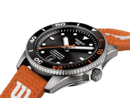Tissot Seastar Wilson WNBA Automatik Edelstahl 40mm schwarzes Zifferblatt orangefarbenes Lederband – Herrenuhren Uhr mit Datum aus Edelstahl. Das Gehäuse ist rund und silber. Das Lederarmband ist orange. Das Zifferblatt ist ein Index in schwarz. – Ansicht 2