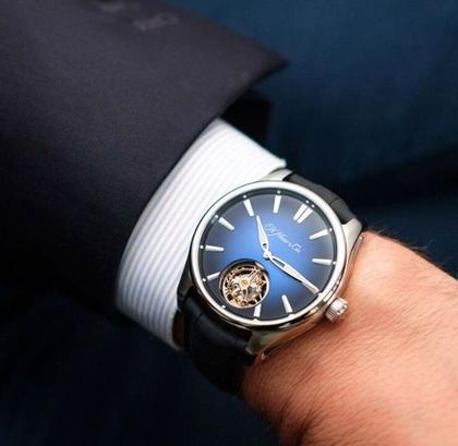H. Moser & Cie. Pioneer Tourbillon Fumé Mitternachtsblau Limited Edition Automatik Edelstahl 42,8mm blaues Zifferblatt schwarzes Lederband – Herrenuhren Uhr ohne Datum aus Edelstahl. Das Gehäuse ist rund und silber. Das Lederarmband Kroko / Alligator ist schwarz. Das Zifferblatt ist ein Index in blau. – Ansicht 3