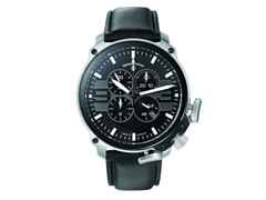Junghans Aerious Chronoscope Edelstahl 46mm schwarzes Zifferblatt schwarzes Lederband – Herrenuhren Chronograph aus Edelstahl. Das Gehäuse ist rund und silber. Das Lederarmband ist schwarz. Das Zifferblatt ist ein Index in schwarz.