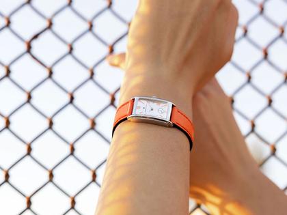 Hamilton Ardmore S Quarz Edelstahl silber Lederband orange – Damenuhren Uhr ohne Datum aus Edelstahl und Leder. Das Gehäuse ist rechteckig und silber. Das Lederarmband ist orange. Das Zifferblatt ist römisch und silber. – Ansicht 4
