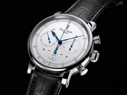 Erwin Sattler Chronograph II S Automatik Edelstahl 44mm weißes Zifferblatt schwarzes Lederband – Herrenuhren Chronograph aus Edelstahl. Das Gehäuse ist rund und silber. Das Lederarmband ist schwarz. Das Zifferblatt ist ein Index in silber. – Ansicht 3
