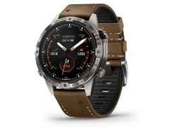 Garmin MARQ Adventurer Gen 2 digital Titan 46mm braunes Lederband – Herrenuhren Uhr Multifunktion aus Kautschuk, Leder und Titan. Das Gehäuse ist rund und grau. Das Kautschuk / Kunststoff / Silikon Armband ist braun. Der Zifferblatt ist digital. – Ansicht 2