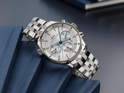 Sinn Spezialuhren 6099 Frankfurter Finanzplatzuhr Automatik Edelstahl 41,5mm silberfarbenes Zifferblatt Metallband limitiert – Herrenuhren Chronograph aus Edelstahl. Das Gehäuse ist rund und silber. Das Edelstahlarmband ist silber. Das Zifferblatt ist ein Index in silber. – Ansicht 8
