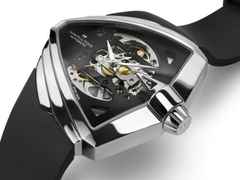 Hamilton Ventura XXL Skeleton Automatic Edelstahl 46x46mm skelettiertes Zifferblatt schwarzes Kautschukband – Herrenuhren Uhr ohne Datum aus Edelstahl und Kautschuk. Das Gehäuse ist sonstige Form und silber. Das Kautschuk / Kunststoff / Silikon Armband ist schwarz. Das Zifferblatt ist skelettiert und schwarz. – Ansicht 2