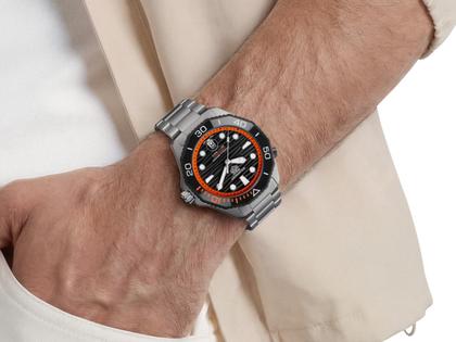 TAG Heuer Aquaracer Professional 500 Date Automatik Titan 42mm schwarzes Zifferblatt Metallband limitiert – Herrenuhren Uhr mit Datum aus Keramik und Titan. Das Gehäuse ist rund und silber. Das Titanarmband ist silber. Das Zifferblatt ist ein Index in schwarz. – Ansicht 7