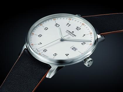 Junghans FORM A Datum Automatik Edelstahl 39mm silbernes Zifferblatt schwarzes Lederband – Herrenuhren Uhr mit Datum aus Edelstahl. Das Gehäuse ist rund und silber. Das Lederarmband ist schwarz. Das Zifferblatt ist arabisch und silber. – Ansicht 3