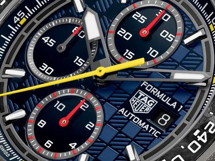 TAG Heuer Formula 1 Chronograph X Oracle RedBull Racing Automatik Titan 44mm blaues Zifferblatt blaues Kautschukband – Herrenuhren Chronograph aus Carbon, DLC beschichtet, Kautschuk und Titan. Das Gehäuse ist rund und grau. Das Kautschuk / Kunststoff / Silikon Armband ist blau. Das Zifferblatt ist ein Index in blau. – Ansicht 5