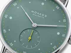 Nomos Glashütte Metro 33 Sage Handaufzug Edelstahl 33mm grünes Zifferblatt graues Lederband Stahlboden – Damenuhren Uhr ohne Datum aus Edelstahl und Leder. Das Gehäuse ist rund und silber. Das Lederarmband ist grau. Das Zifferblatt ist ein Index in grün. – Ansicht 3