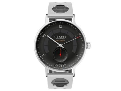 Nomos Glashütte Autobahn neomatik Automatik 41 mm Datum Director's Cut Limited Edition A9 – Herrenuhren Uhr mit Datum aus Edelstahl. Das Gehäuse ist rund und silber. Das Edelstahlarmband ist silber. Das Zifferblatt ist arabisch Index und schwarz. – Ansicht 2