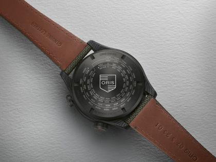 Oris Big Crown ProPilot Altimeter Automatik Karbon 47mm schwarzes Zifferblatt grünes Textilband – Herrenuhren Uhr mit Datum aus Carbon, Leder, PVD beschichtet und Titan. Das Gehäuse ist rund und schwarz. Das Textilarmband ist grau. Das Zifferblatt ist arabisch Index und schwarz. – Ansicht 3
