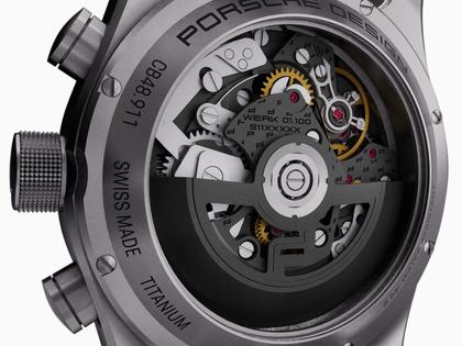 Porsche Design Custom Built Timepieces Watchmakers Choice "LuganoBlau" Chronograph Automatik Titan 42mm schwarzes Zifferblatt graues Lederband – Herrenuhren Chronograph aus Edelstahl, Leder und Titan. Das Gehäuse ist rund und grau. Das Lederarmband ist grau. Das Zifferblatt ist ein Index in schwarz. – Ansicht 4