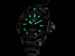 TAG Heuer Aquaracer Professional 300 Date Automatik Edelstahl 42mm schwarzes Zifferblatt Metallband – Herrenuhren Uhr mit Datum aus Edelstahl und Keramik. Das Gehäuse ist rund und silber. Das Edelstahlarmband ist silber. Das Zifferblatt ist ein Index in schwarz. – Ansicht 6