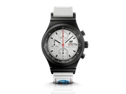 Porsche Design Chronograph 1 - F.A.T. 2025 Edition – Herrenuhren Chronograph aus Titan und Titancarbid beschichtet. Das Gehäuse ist rund und schwarz. Das Titanarmband ist schwarz. Das Zifferblatt ist ein Index in weiß. – Ansicht 2
