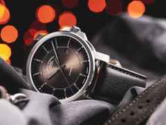 Mühle Glashütte 29er Casual Automatik Edelstahl 42,4mm braunes Zifferblatt braunes Lederband – Herrenuhren Uhr mit Datum aus Edelstahl und Leder. Das Gehäuse ist rund und silber. Das Lederarmband ist braun. Das Zifferblatt ist ein Index in braun. – Ansicht 6