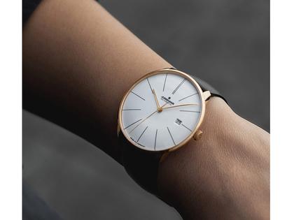 Junghans Meister fein Automatic Edelstahl PVD-Gelbgold 39mm weißes Zifferblatt schwarzes Lederband – Herrenuhren Uhr mit Datum aus Edelstahl, Leder und vergoldet. Das Gehäuse ist rund und roségold. Das Lederarmband ist schwarz. Das Zifferblatt ist ein Index in weiß. – Ansicht 3