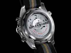 Omega Seamaster Diver 300M Chronograph Automatik Edelstahl 44mm 007 First Light schwarzes Zifferblatt – Herrenuhren Chronograph aus Edelstahl und Keramik. Das Gehäuse ist rund und silber. Das Textilarmband ist grau. Das Zifferblatt ist ein Index in schwarz. – Ansicht 2