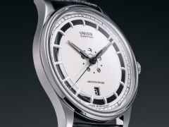 Union Glashütte Noramis Datum Deutschland Klassik 2025 Limitierte Edition Automatik Edelstahl 40mm Felgendesign Zifferblatt schwarzes Lederband – Herrenuhren Uhr mit Datum aus Edelstahl und Leder. Das Gehäuse ist rund und silber. Das Lederarmband ist schwarz. Das Zifferblatt ist ohne Zeichen und schwarz. – Ansicht 3