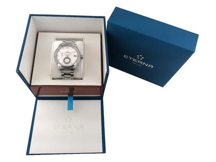 Juwelier Roller Eterna Adventic GMT Silver Automatik 42mm Metallband 7661.41.66.1702 Full Set mit Garantie Occasion Neu – Herrenuhren Uhr mit Datum aus Edelstahl. Das Gehäuse ist rund und silber. Das Edelstahlarmband ist silber. Das Zifferblatt ist ein Index in weiß. – Ansicht 5