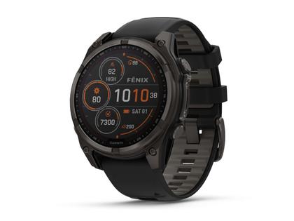 Garmin fenix 8 47mm Sapphire Solar faserverstärktes Polymer Titan carbongrau beschichtet schwarzes Kautschukband – Herrenuhren Uhr Multifunktion aus DLC beschichtet, Kautschuk und Titan. Das Gehäuse ist rund und grau. Das Kautschuk / Kunststoff / Silikon Armband ist schwarz. Das Zifferblatt ist digital und schwarz. – Ansicht 2