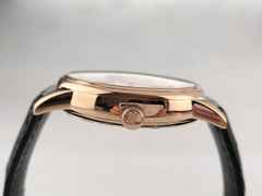 Glashütte Original Senator Mondphase Skelettierte Edition Handaufzug Rotgold 42mm skelettiertes Zifferblatt schwarzes Lederband Limited Edition 1-49-13-15-15-04 Full Set, Service 2025 mit Garantie, Occasion – Herrenuhren Uhr ohne Datum aus 750 Rotgold. Das Gehäuse ist rund und rotgold. Das Lederarmband Kroko / Alligator ist schwarz. Das Zifferblatt ist römisch Index und silber. – Ansicht 3