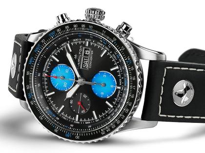 Hamilton Khaki Aviation Converter Air Zermatt Limited Edition Automatik Edelstahl 44mm schwarzes Zifferblatt schwarzes Lederband – Herrenuhren Chronograph aus Edelstahl und Leder. Das Gehäuse ist rund und grau. Das Lederarmband ist schwarz. Das Zifferblatt ist arabisch Index und schwarz. – Ansicht 2