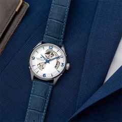 Hamilton Jazzmaster Open Heart Automatik Edelstahl 42mm silbernes Zifferblatt blaues Lederband – Herrenuhren Uhr ohne Datum aus Edelstahl. Das Gehäuse ist rund und silber. Das Lederarmband ist blau. Das Zifferblatt ist arabisch Index und silber. – Ansicht 2