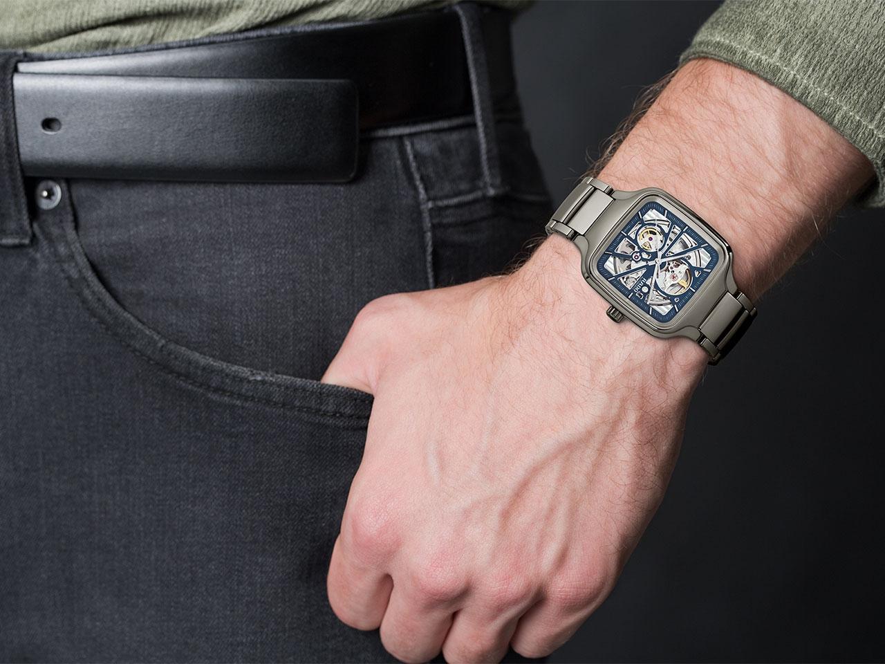 Rado True Square Automatik Keramik grau Open Heart Keramikband – Herrenuhren Uhr ohne Datum aus Keramik. Das Gehäuse ist quadratisch und grau. Das Keramikarmband ist grau. Das Zifferblatt ist skelettiert und blau. – Ansicht 3