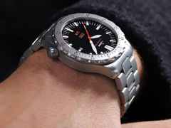 Sinn Spezialuhren Taucheruhr UX (EZM 2B) Metallband – Herrenuhren Uhr mit Datum aus Edelstahl. Das Gehäuse ist rund und silber. Das Edelstahlarmband ist silber. Das Zifferblatt ist ein Index in schwarz. – Ansicht 2